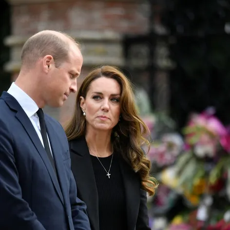 William a Kate pozdravili smútiaci dav.