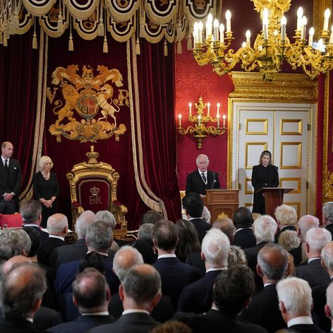 Britský princ William, britská kráľovná manželka Kamila, britský kráľ Karol III. a predsedníčka nástupníckej rady Penny Mordaunt