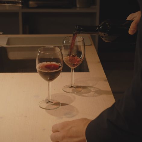 Andrej mal pri nalievaní vína ideálnu príležitosť.