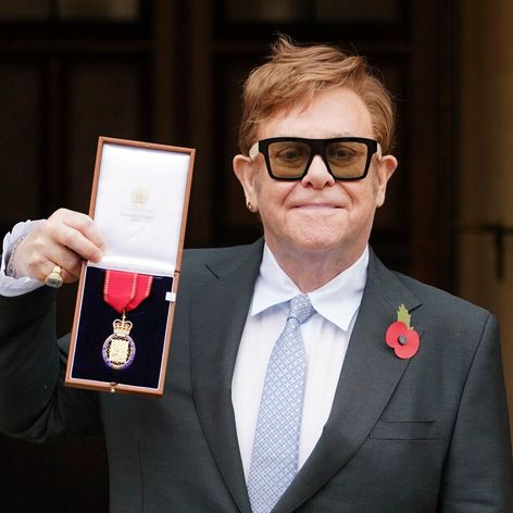 Eltonovi Johnovi udelili vyznamenanie Rad spoločníkov cti.