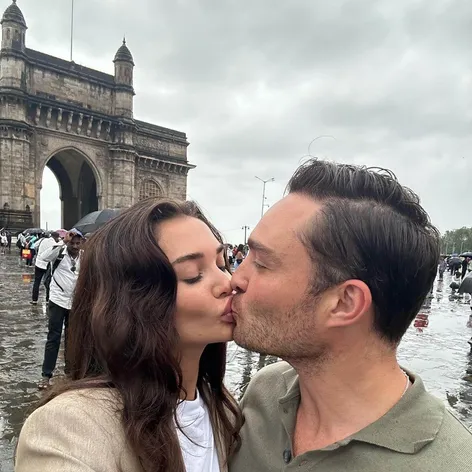 Ed Westwick a Amy Jackson sa zobrali!