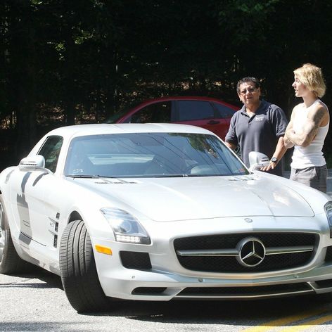 Bieberovi a Baldwin sa pokazilo auto. 