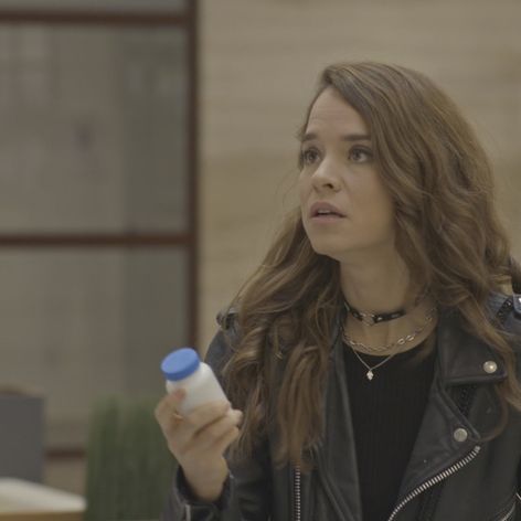 Laura začne Šimona vydierať.