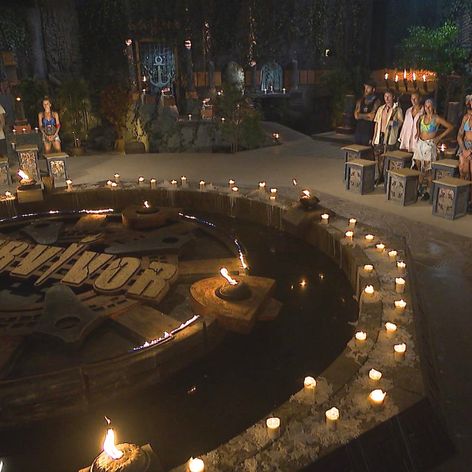 Šokované tváre Lovcov a Titánov na poslednej kmeňovej rade, kde sa mierne zmenila zostava kmeňov.