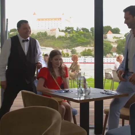 Dvojica sa vyberie do krásnej reštaurácie.