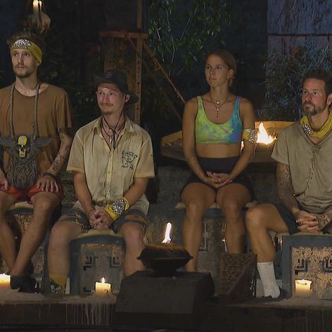 Martin, Mikýř, Nikola a Tomáš na poslednej kmeňovej rade pred finále.