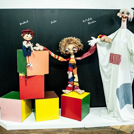 Na snímke sú bábky z televíznych relácii zľava Drobček (MATELKO), Kuko (Poďte s nami) a Raťafák Plachta (Slniečko)  v expozícii 