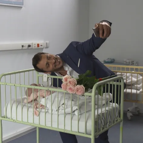 Romana a Nikča pred zrkadlom