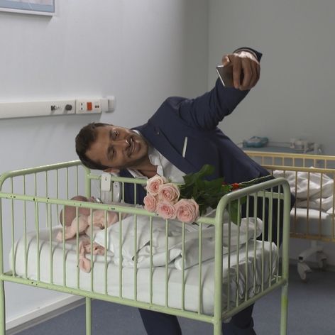 Romana a Nikča pred zrkadlom