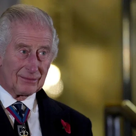Britský kráľ Karol III. odhalil sochy svojich rodičov - zosnulej kráľovnej Alžbety II. a zosnulého princa Philipa - na vstupnom priečelí londýnskej Royal Albert Hall