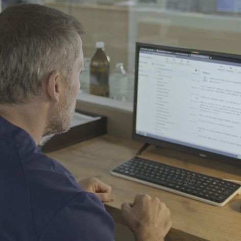 Fabián sa dostane do svojej e-mailovej schránky.