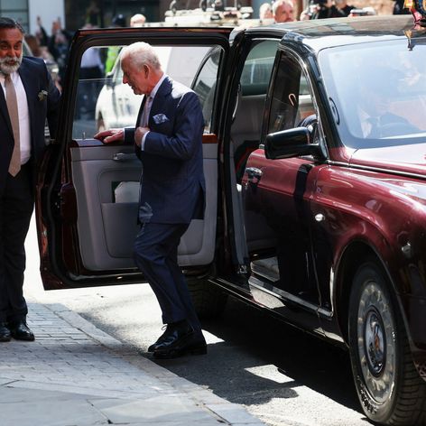 Kráľ Karol III. sa vrátil k verejným povinnostiam