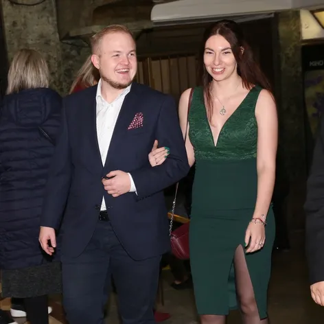 Artur Štaidl s priateľkou na premiére pokračovania minisérie Iveta v pražskej Lucerne