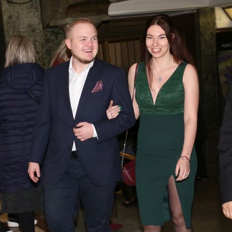 Artur Štaidl s priateľkou na premiére pokračovania minisérie Iveta v pražskej Lucerne