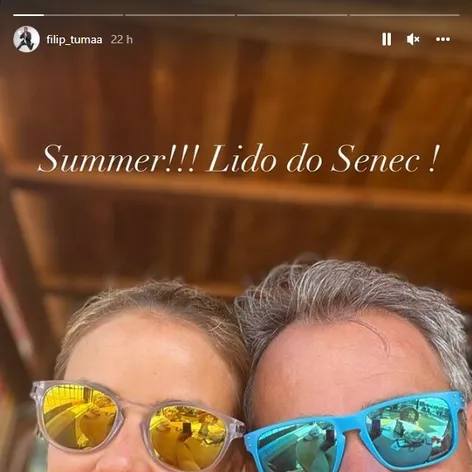 Filip Tůma si s partnerkou Nelou Pociskovou užíval letné slnečné dni.