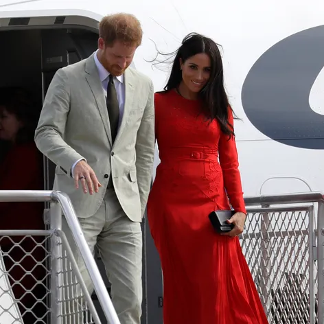 Britský kráľovský pár priletel na návštevu ostrova Tonga.