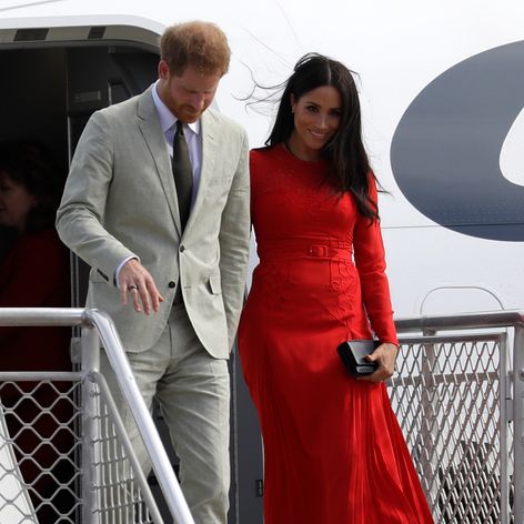 Britský kráľovský pár priletel na návštevu ostrova Tonga.