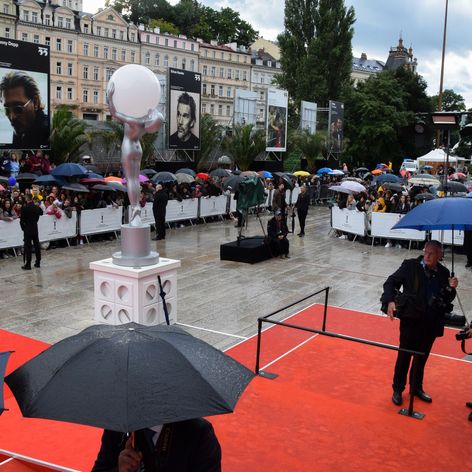 Dav čakal na Johnnyho Deppa aj v daždi.