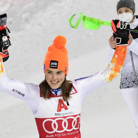 Alpská lyžiarka Petra Vlhová oslavuje druhé miesto v slalome v Schladmingu.