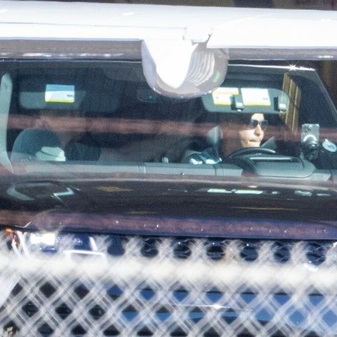 Princ Harry s rodinou pricestovali domov.