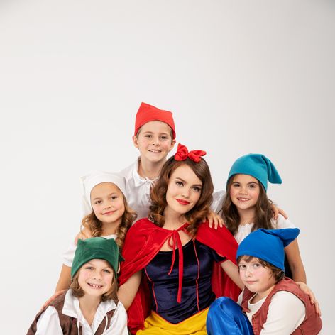 Mária Bartalos ako Snehulienka a deti z Oteckov ako rozkošní trpaslíci