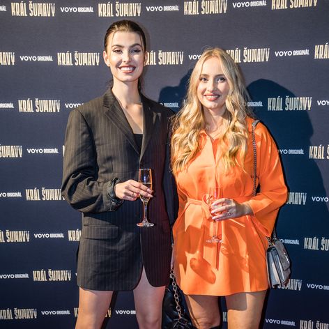 Lia a Tamara z Love Islandu na premiére Kráľa Šumavy