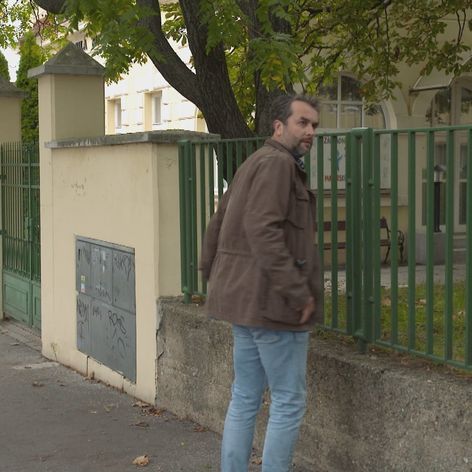 Mareka sleduje podivná dvojica.