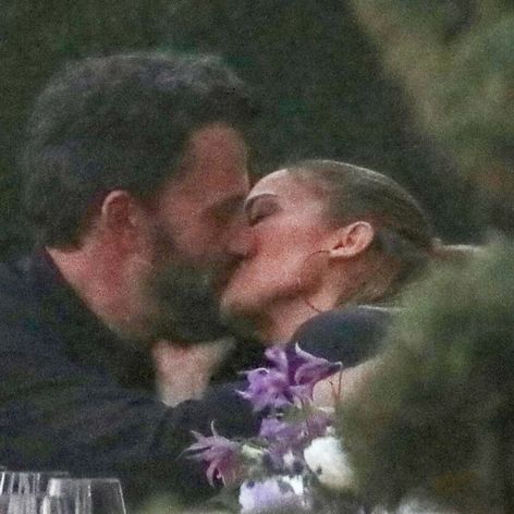 Horúce bozky medzi Jennifer a Benom