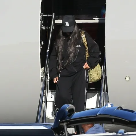 Rihanna so synom a partnerom pristáli v Los Angeles