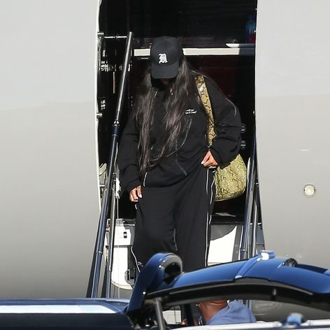 Rihanna so synom a partnerom pristáli v Los Angeles