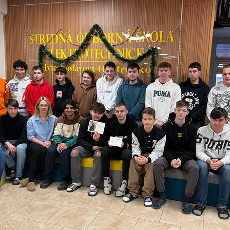 Študenti Strednej odbornej školy elektrotechnickej, ktorí napísali list britskému panovníkovi.