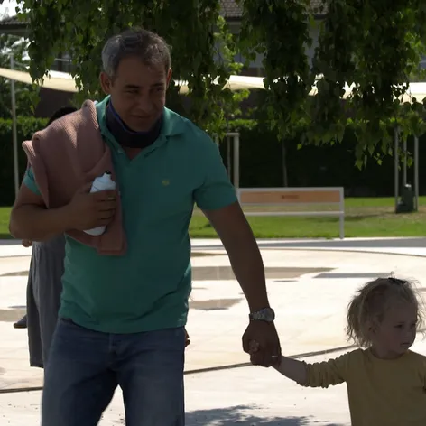 Vlado vezme dcérku na detské ihrisko.