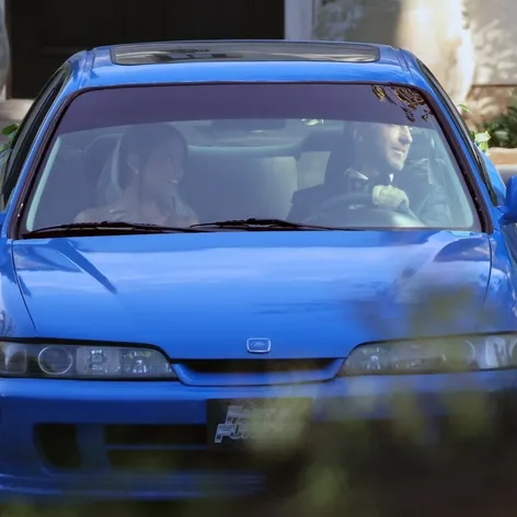Mladomanželia sa doviezli autom, ktoré vo filme šoféroval Paul Walker.