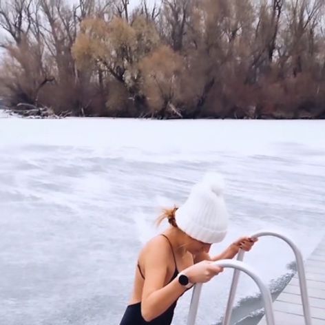 Miriam Kalisová v plavkách