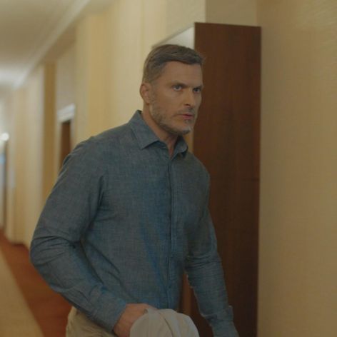Andrej (Ján Koleník) si konečne potvrdí, že jeho spomienka na tmavovlasú ženu bola skutočná. Adelu (Lívia Bielovič) s ňou podviedol.