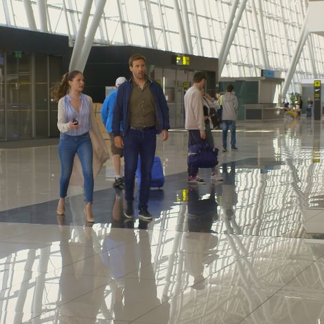 Gréta a Tomáš idú na letisko hľadať dievčatá.