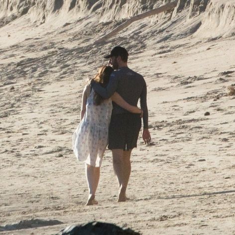 Dakota Johnson a Chris Martin na pláži v Malibu