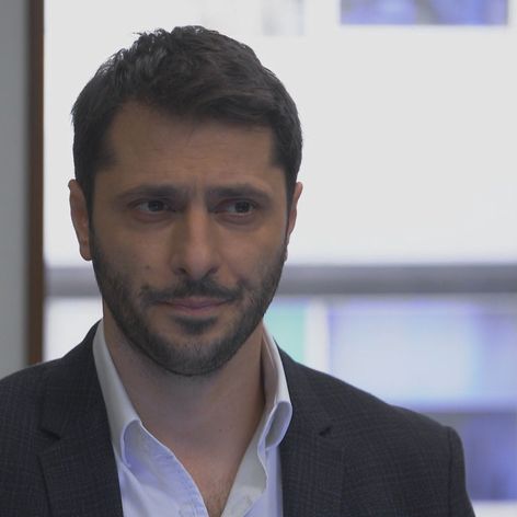 Alex váha, či Petru prijme.