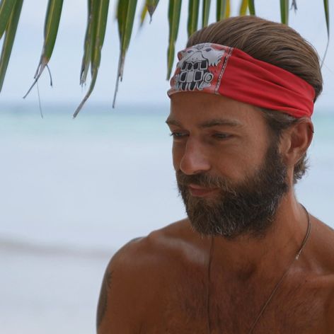 Tomáš rozpovedal Karolíne svoj príbeh.