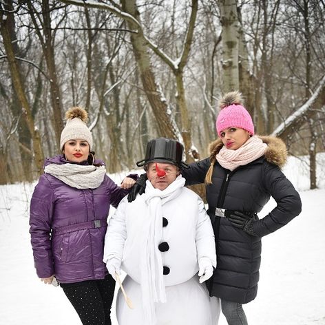 Cuky a Luky stavajú snehuliaka