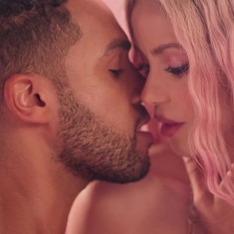 Shakira randí s britským hercom Lucienom Laviscountom