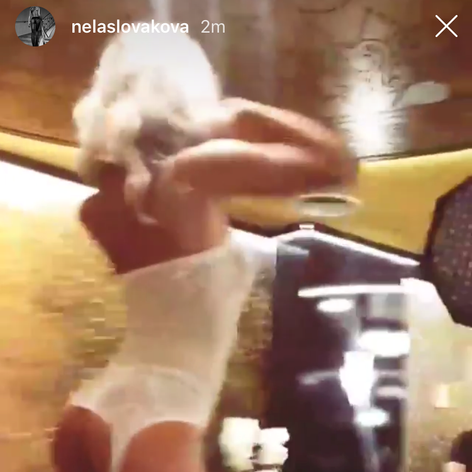 Nela Slováková v erotickej bielizni. 