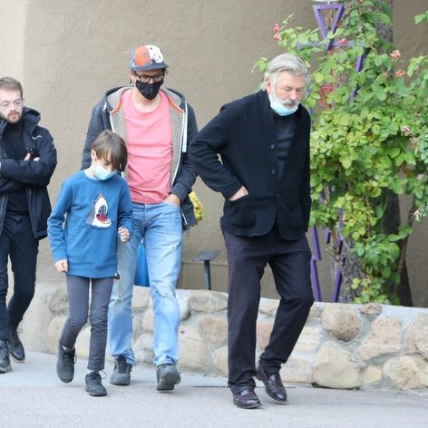 Alec Baldwin sa stretol s manželom a synom zastrelenej kameramanky