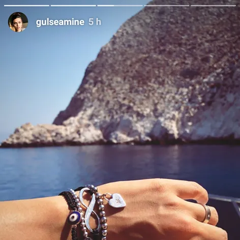 Amine Gülşe na dovolenke v Grécku