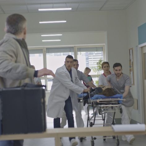 Šimonova kamarátka Luara skolabuje.