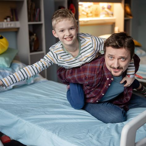 Prokurátor Ján Šanta a právny zástupca TV Markíza Tomáš Kamenec si podávajú ruky po vynesení rozsudku v kauze zmeniek.