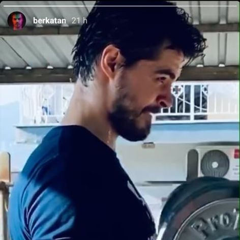 Berk Atan pri domácom posilňovaní