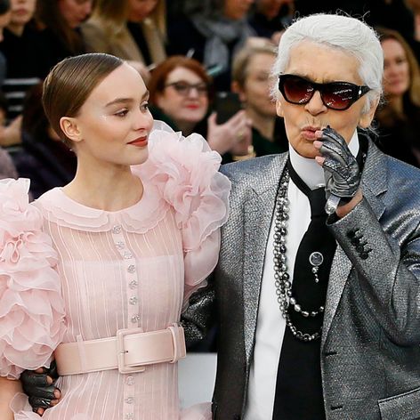 Módny guru Karl Lagerfeld a šéfredaktorka módneho magazínu Vogue Anna Wintourová 11. decembra 2013. 