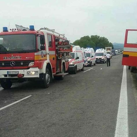 Autobus narazil do kamióna na R1 za Banskou Bystricou