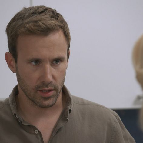 Tomáš chce niečo Marike povedať, no nevie ako.